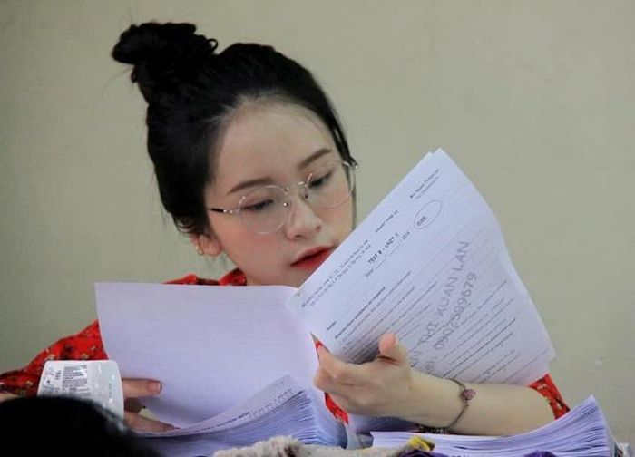 Có "gương mặt baby", Lan Hương thường được bạn bè, học trò nói nhìn giống các bạn trẻ sinh năm 2000. Nhiều học sinh nhầm tưởng 9X học cùng trường nên thường gọi là “chị” thay vì “cô giáo”.