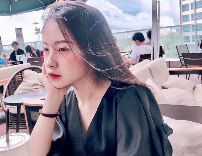Để học tốt tiếng Anh, Lan Hương cho rằng việc luyện tập hàng ngày rất quan trọng. Ngoài học ở trường, bạn trẻ có thể học thêm ở trung tâm và thu thập thêm tài liệu để nghe và làm bài tập ở nhà. 