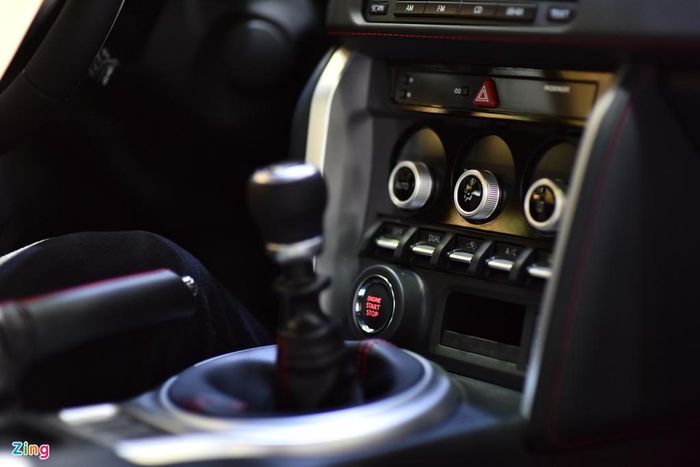 Các tính năng an toàn của Subaru BRZ bao gồm 7 túi khí, phanh ABS, phân bổ lực phanh điện tử, trợ lực phanh, hỗ trợ khởi hành ngang dốc và cân bằng điện tử cải tiến.