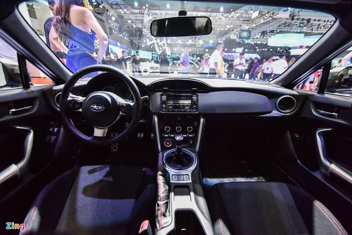 Ở bên trong, nội thất của Subaru BRZ vừa sang trọng vừa thể thao. Toàn bộ ghế ngồi ôm sát kiểu thể thao được bọc da, chần chỉ đỏ tương phản.