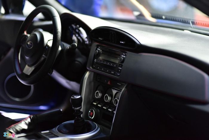 Về trang bị, BRZ sở hữu màn hình TFT kích thước 4,3 inch, chìa khóa thông minh, khởi động bằng nút bấm, hệ thống Cruise Control tiên tiến, điều hòa nhiệt độ 2 vùng độc lập và dàn âm thanh cao cấp 6 loa.