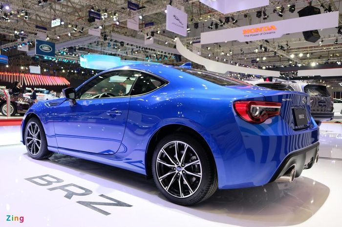 Subaru BRZ sử dụng động cơ Boxer 4 xy-lanh, dung tích 2.0L, sản sinh công suất 200 mã lực và mô-men xoắn 205 Nm. Subaru BRZ được tạo ra vào năm 2011 cùng với Toyota 86. Cả 2 mẫu xe thể thao dùng chung nền tảng của Subaru cùng động cơ Boxer 4 xy-lanh. 
