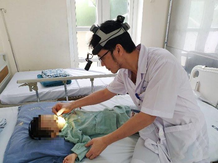 Thạc sĩ, bác sĩ Nguyễn Nhật Linh thăm khám cho bệnh nhân. Ảnh: D.H.