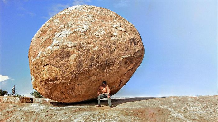 Một suy đoán khác được đưa ra đó là tảng đá hình thành một cách tự nhiên. Tuy nhiên, điều này khá khó xảy ra bởi sự ăn mòn không tạo ra tảng đá có hình dạng như vậy. Tác động tự nhiên làm một mặt của tảng đá bị cắt hoàn toàn là điều khó tin. Lời giải thích khác cho rằng những người ngoài hành tinh đã đến thăm khu vực này hàng nghìn năm trước. Ảnh: Flickr. 