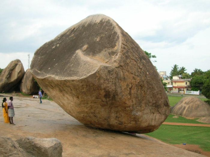 Một số câu chuyện giải thích về hiện tượng bất thường này được đưa ra nhưng tất cả đều không có sức thuyết phục. Quả bóng bơ của Krishna ban đầu được người dân địa phương gọi là Vaan Irai Kal, dịch từ tiếng Tamil sang tiếng Anh có nghĩa hòn đá của bầu trời. Các vị thần đã đặt tảng đá này nhằm thể hiện sức mạnh với cư dân thị trấn. Ảnh: Geocaching. 