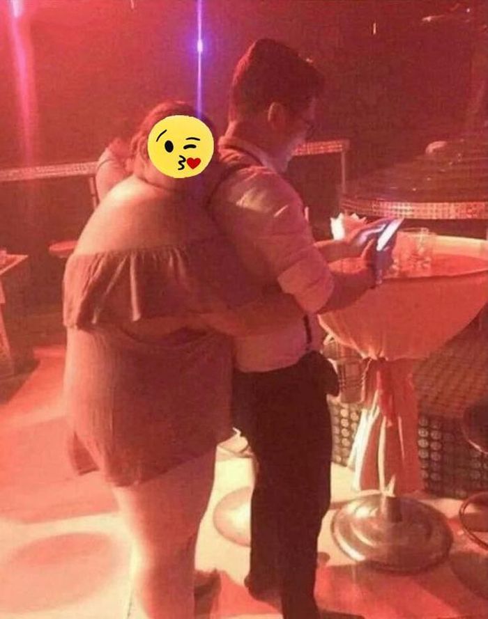 Anh thích hoa hồng và mùa đông, được em ôm từ phía sau...