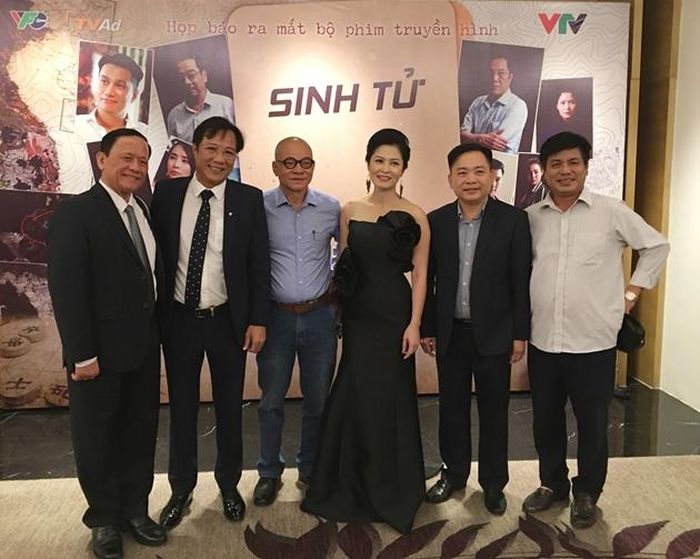 Nhà văn Dương Thanh Biểu, nguyên Phó Viện trưởng VKSND tối cao; NSND Trọng Trinh, nhà văn Phạm Ngọc Tiến; đồng chí Nguyễn Như Hùng, Tổng biên tập Tạp chí Kiểm sát; đồng chí Lương Văn Thành, Cục trưởng Cục Kế hoạch tài chính, VKSND tối cao chụp ảnh lưu niệm cùng diễn viên của bộ phim.