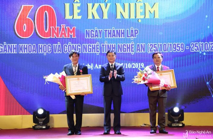 Thừa ủy quyền của Chủ tịch nước, đồng chí Thái Thanh Quý đã trao Huân chương Lao động hạng Nhì cho đồng chí Trần Quốc Thành - Giám đốc Sở KH&amp;CN tỉnh; trao Huân chương Lao động hạng Ba cho đồng chí Nguyễn Viết Hùng - Phó Giám đốc Sở KH&amp;CN tỉnh. Ảnh: Đào Tuấn