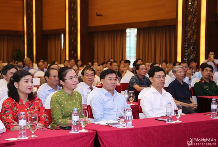 Các đồng chí lãnh đạo tỉnh Nghệ An và các đại biểu dự Lễ kỷ niệm. Ảnh: Đào Tuấn