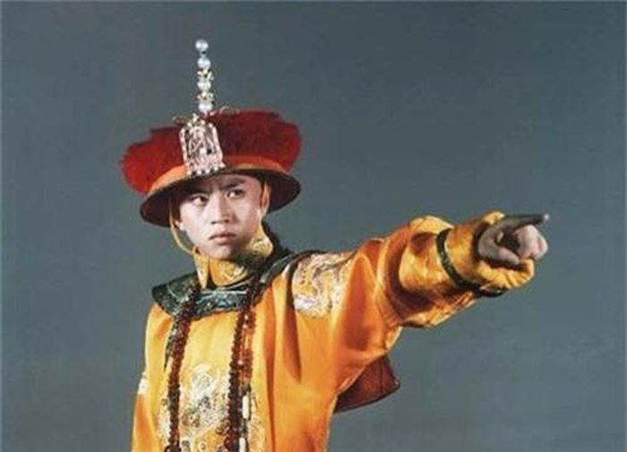 Tuy không giữ chân được biệt sơn pháp sư nhưng đã giúp Thuận Trị khai thông. Ông vui mừng phát hiện ra rằng, trên thế giới còn có một số thế giới độc lập khác như thế giới của những người xuất gia không ăn thức ăn của nhân gian mà tâm tĩnh, không ham hố. Cùng chính từ đó hoàng đế Thuận Trị ngày càng hứng thú với Phật giáo. Ông thường xuyên thỉnh các cao tăng của Phật giáo đến Vạn Thiện điện. Ông bắt đầu tin và cho rằng ngôi cao quyền trượng của bản thân chẳng qua cũng chỉ là phù du. Kiếp lai sinh ở đâu chưa thể biết, chỉ cần kiếp này thành tâm tham thiền ngộ pháp mới có thể thoát được bể khổ vô tận của kiếp người. Chính vì thế mà đam mê của Thuận Trị với Phật giáo ngày càng sâu sắc, thậm chí rất nhiều lần đã muốn xuất gia và nguyện vọng này có liên quan sâu sắc với sự bất mãn trong cuộc sống hiện tại. Ảnh: Tạo hình hoàng đế Thuận Trị trên phim.