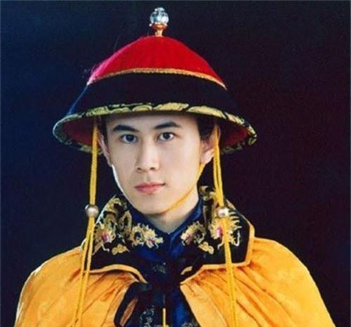 Thực ra những “dẫn chứng” trên không hề có cơ sở khoa học. Nhưng việc Thuận Trị muốn xuất gia là có thật, và ông có cơ duyên với Phật giáo và thông hiểu về đạo Phật. Khi Đa Nhĩ Cổn qua đời, Thuận Trị mới 12 tuổi và bắt đầu trực tiếp quản lý việc triều chính, cũng từ đây ông có được cơ duyên với Phật giáo khi quen biết với Biệt Sơn pháp sư. Năm đó hoàng đế Thuận Trị đi săn và biết trên núi có động Tri Chỉ bên trong có vị biệt sơn pháp sư đã tĩnh tu trong động được 9 năm thì cảm thấy vô cùng khâm phục bèn lên núi thăm. Biệt sơn pháp sư ra khỏi động Tri Chỉ nghênh giá. Sau khi hồi cung, ông lập tức cho mở Vạn Thiện điện ở vườn Tây Uyển Tiêu (còn gọi là vườn Minh Tiêu). Ông thỉnh biệt sơn pháp sư đến điện Vạn Thiện để tu thân, tham thiền. Nhưng sau khi đến theo tính lễ tiết pháp sư bèn từ chối ý tốt của hoàng thượng và trở về núi Cảnh Trung tu luyện. Ảnh: Tạo hình hoàng đế Thuận Trị thời trẻ trên phim.