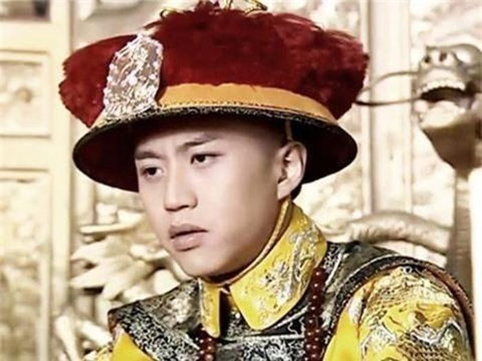 Liên quan đến truyền thuyết “Thuận Trị xuất gia” cho đến tận bây giờ vẫn không ngừng được thêu dệt thêm thắt nội dung và bằng chứng và vẫn được đưa vào phim ảnh, tiểu thuyết, thơ ca. Trong bài “Thanh Băng sơn tán Phật thi” của nhà thơ nổi tiếng nhà Thanh Ngô Vỹ Nghiệp có câu "Phòng tinh cánh vị động, thiên giáng bạch ngọc quan” tương truyền muốn nói rằng khi Đổng Ngạc Phi mất, hoàng đế Thuận Trị đau lòng nên đã “Tây hành” đến Núi Thanh Lương (núi Ngũ Đài sơn) xuất gia. Ảnh: Tạo hình hoàng đế Thuận Trị trên phim ảnh Trung Quốc.