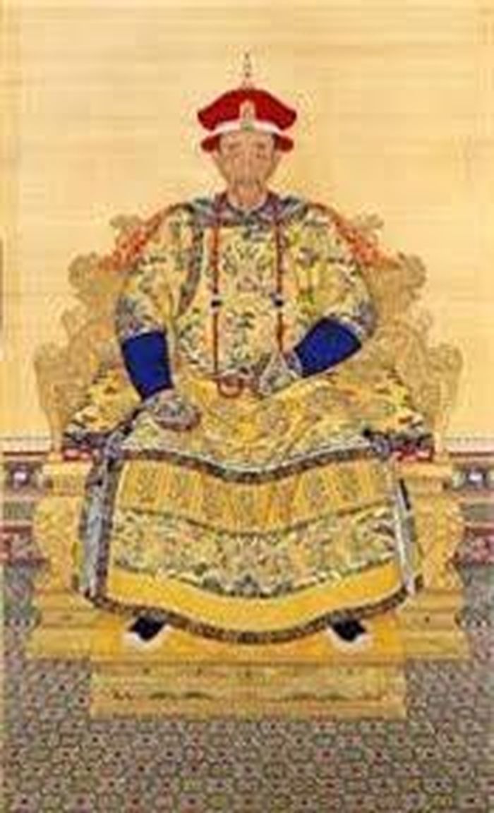 Con trai của Thuận Trị chính là hoàng đế Khang Hy đã 6 lần tuần thú phía Tây thì trong đó có 5 lần đến núi Ngũ Đài, mục đích chính là để tìm kiếm và thăm phụ hoàng Thuận Trị. Thời “Canh Tý chi biến” Từ Hi Thái Hậu đã đưa Quang Tự hoàng đế lánh nạn đến núi Ngũ Đài, hòa thượng ở núi Ngũ Đài đã dùng rất nhiều đồ đựng quý hiếm để chiêu đãi họ mà những đồ này chỉ dùng cho hoàng thượng trong cung đình. Vì thế có người đã đoán những đồ này có thể là của hoàng đế Thuận Trị khi xuất gia đã mang đến núi Ngũ Đài. Ảnh: Chân dung vua Khang Hy - con trai hoàng đế Thuận Trị.