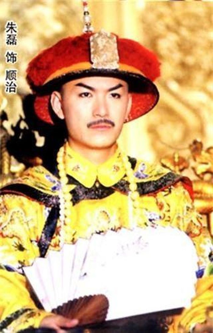 Cuối cùng Thuận Trị không thể hoàn thành được tâm nguyện xuất gia. Đêm mùng 5 sáng mùng 6 tháng 2 năm 1661, Thuận Trị băng hà vì mắc đậu mùa. Sau khi ông mất, cuối cùng Hiếu Trang hoàng thái hậu đã chọn Huyền Diệu (Khang Hy) kế vị vì Huyền Diệu đã từng khỏi đậu mùa. Sau 2 năm Khang Hy kế vị đã cho táng Thuận Trị tại Hiếu lăng với Đổng Ngạc Phi và mẹ đẻ của Khang Hy là Hiếu Khang Chương hoàng hậu. Dù sao với một thiên tử si tình như Thuận Trị được chết chung một huyệt với người trong mộng cũng đã được an ủi phần nào.