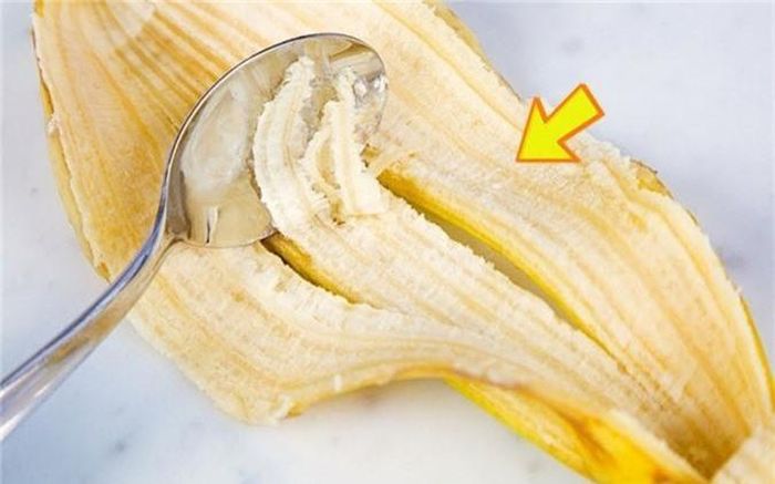 Vỏ chuối: Dùng vỏ chuối chà nhẹ nhàng lên răng trong vòng 2 phút, sau đó đánh răng lại thật sạch và súc miệng. Các vitamin D và khoáng trong vỏ chuối sẽ giúp bạn có một hàm răng trắng bóng và nụ cười rạng rỡ.
