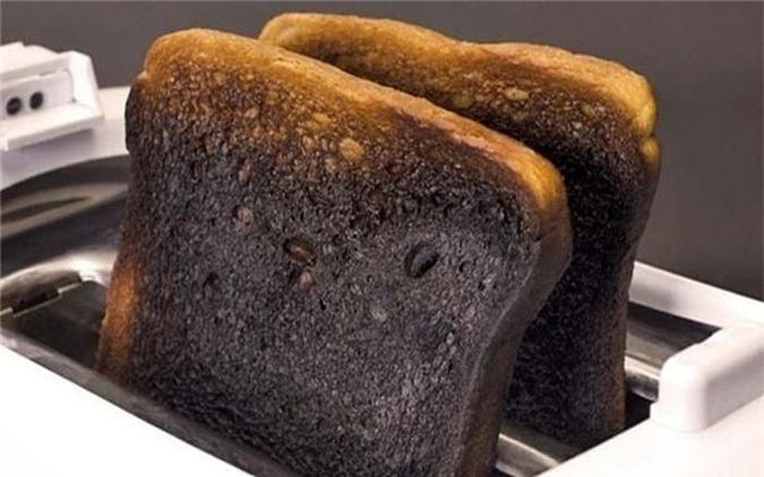  Bánh mì cháy: Khi bánh mì được nướng cháy đen sẽ đọng lại carbon - chất có tác dụng như than hoạt tính giúp cách làm trắng răng nhanh chóng. Sau khi nướng bánh mì cháy đen, dùng dao cạo lớp cháy rồi nghiền nát và trộn chung với kem đánh răng và xúc miệng sạch với nước.