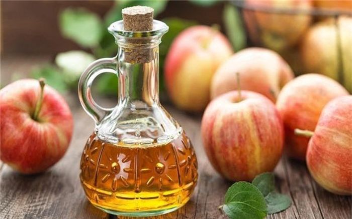 Giấm táo: Thành phần axit axetic trong giấm táo sẽ loại bỏ các mảng bám gây ố vàng trên răng. Hòa tan giấm táo và nước trước khi sử dụng để làm giảm độ pH, nên sử dụng 2-3 lần/tuần để giúp răng trắng sáng mà không bị tổn thương.