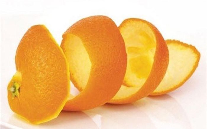 Vỏ cam chứa một số thành phần tự nhiên giúp loại bỏ một số mảng bám cứng đầu trên răng. Sử dụng mặt trong của vỏ cam chà xát lên bề mặt răng khoảng 2 phút hàng ngày để ức chế các vi khuẩn phát sinh, làm trắng răng.