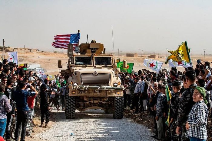  Được biết vào hôm 24-10, Tổng thống Donald Trump đã nói chuyện với chỉ huy lực lượng SDF và khuyên rằng người Kurd nên đi đến các mỏ dầu nằm bên bờ phía Đông của sông Euphrates. 