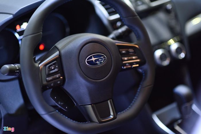Vô-lăng của Levorg kiểu 3 chấu thể thao được bọc da cùng các đường chỉ may liền lạc. Vô-lăng này cũng tích hợp đầy đủ các nút bấm điều khiển hệ thống âm thanh, điện thoại... giúp người lái thao tác nhanh hơn.