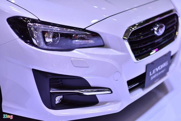 Xe được trang bị hệ thống đèn pha HID, đèn sương mù phía trước giúp xe di chuyển an toàn hơn trong điều kiện ánh sáng yếu.