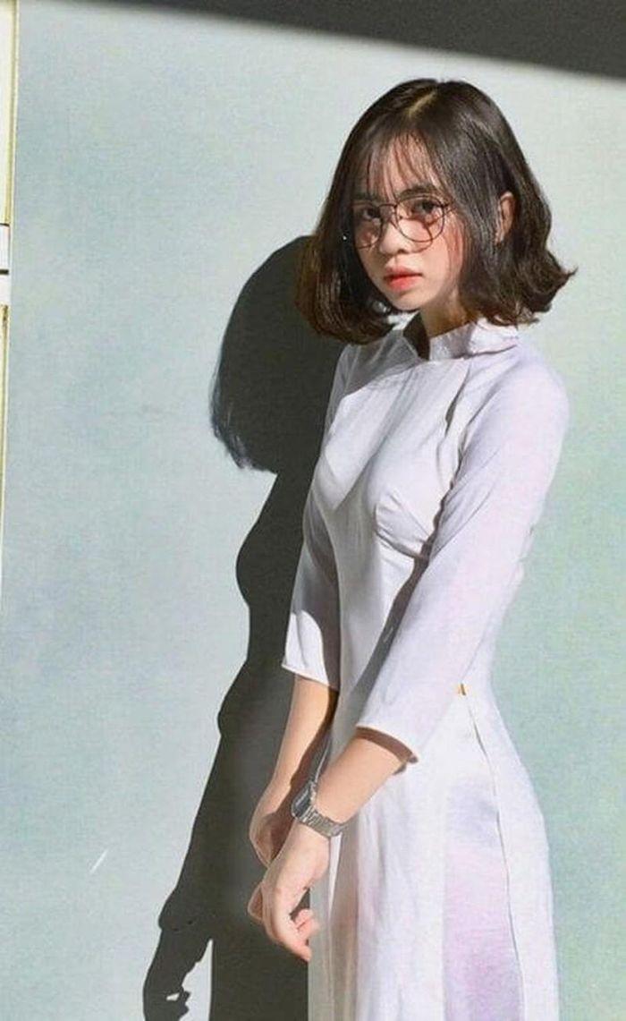 Mái tóc ngắn ngang vai vẫn toát lên vẻ dịu dàng nữ tính, thướt tha không thua bất kỳ ai trong tà áo dài 