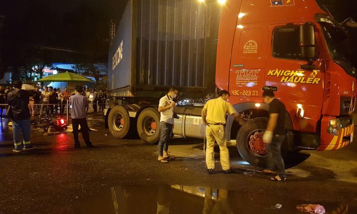Công an khám nghiệm hiện trường vụ tai nạn ngay trong đêm.