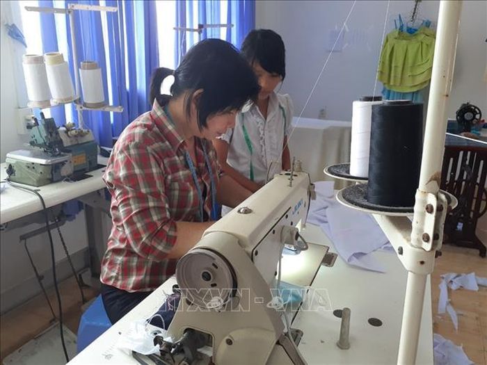 Cô Bạch Thị Lệ hướng dẫn cho học sinh học nghề may tại Nhà xã hội Long Hải.
