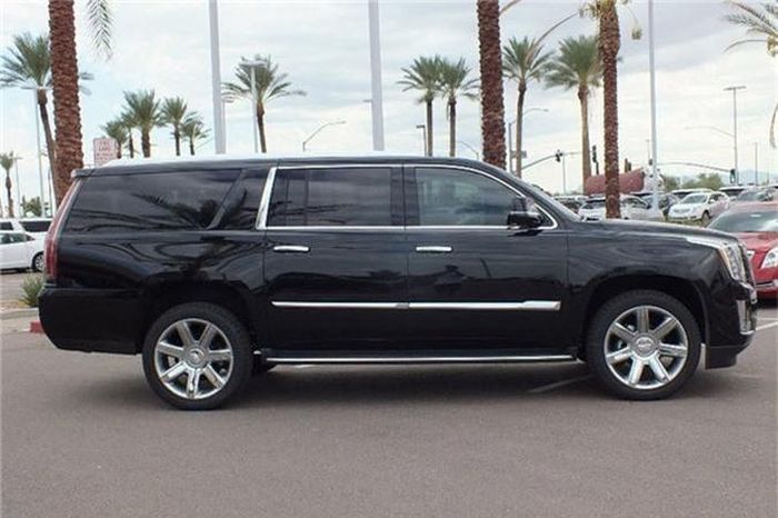 Chiếc Cadillac mà Đàm Vĩnh Hưng tậu có ngoại hình khá hầm hố. Nó thuộc dòng xe sang SUV cỡ lớn. Không gian bên trong của xe mang phong cách thiết kế hiện đại, sang trọng cùng loạt trang bị tiện nghi.