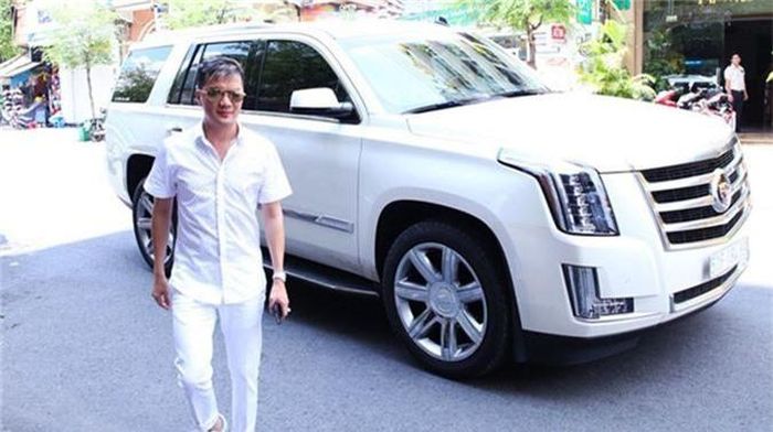 Trước đó, vào năm 2015, Mr. Đàm cũng từng “rinh” về cho mình chiếc Cadillac Escalade ESV 4WD Premium màu trắng tinh khôi. “Ông hoàng nhạc Việt” lựa chọn phiên bản Premium – phiên bản cao cấp và có giá đắt nhất của mẫu xe Cadillac Escalade.