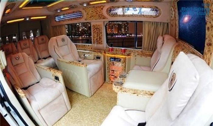Trong xe, ghế bọc da được thiết kế sang trọng như một phòng tiếp khác nhỏ ở khách sạn. Xe còn có một quầy bar nhỏ ở giữa hai hàng ghế.