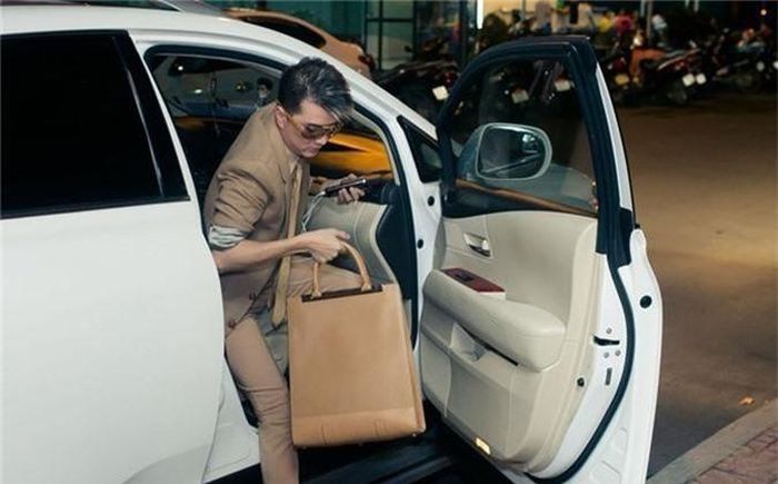 Chiếc Lexus RX 350 đời 2011 màu trắng thường xuyên được Mr. Đàm sử dụng để đi diễn. Chiếc xe có giá khoảng 3 tỷ đồng.