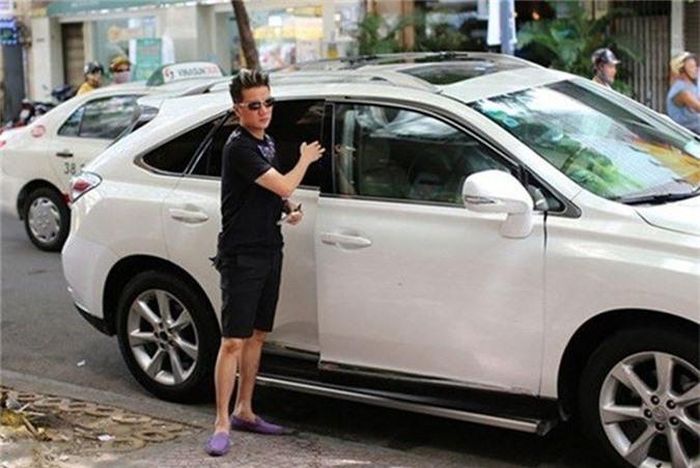 Màu trắng rất được Đàm Vĩnh Hưng ưa chuộng.