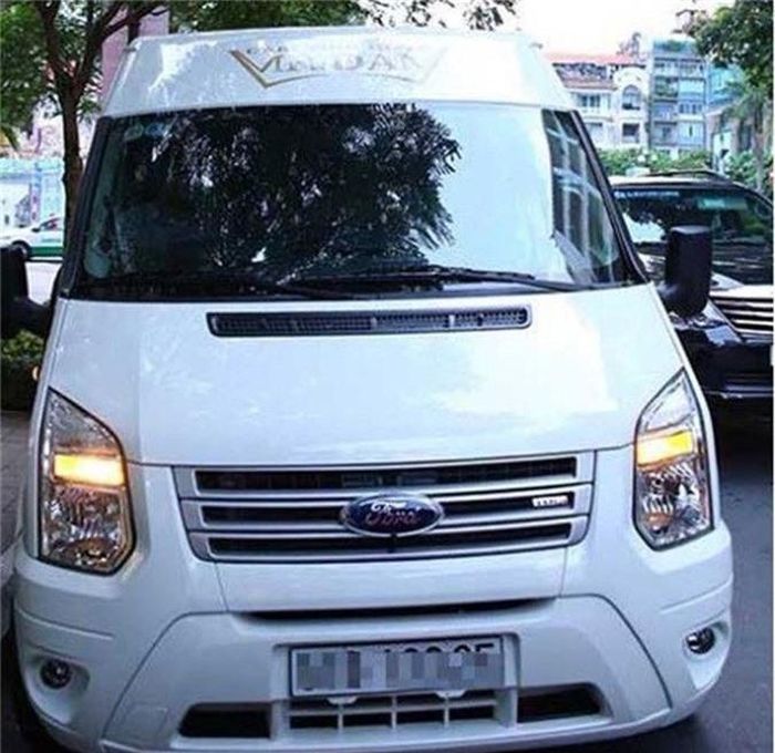 Một chiếc xế sang khác được Đàm Vĩnh Hưng tự tay mua có giá khoảng 5,5 tỷ đồng. Đây là chiếc Transit DCar Limited phiên bản 2014 với đầy đủ tiện nghi. Ngoài xe có in logo thương hiệu của Mr. Đàm.