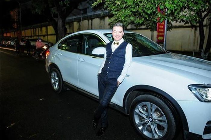 Ngoài dòng xe Cadillac, Đàm Vĩnh Hưng còn sở hữu nhiều dòng xe sang khác. Trong ảnh là chiếc siêu xe dáng thể thao màu trắng.