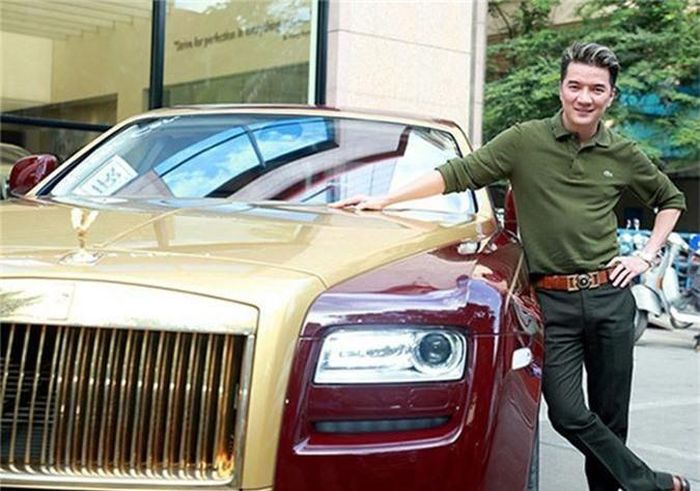 Trong bộ sưu tập xe hơi của Đàm Vĩnh Hưng, gây chú ý nhất là chiếc siêu xe Rollys-Royce Ghost được mạ vàng ở các bộ phận như tay cầm, khung xe.