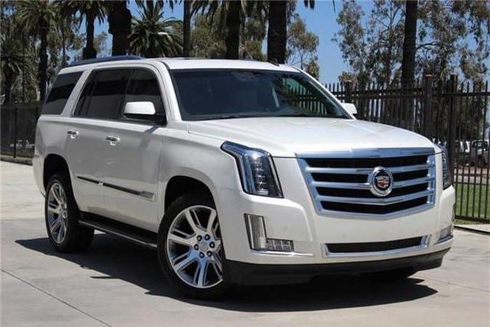 Cadillac Escalade ESV của Mr. Đàm đậm chất "cơ bắp".Tại thị trường Việt Nam, dòng xe hạng sang này lăn bánh trên đường phố chỉ đếm trên đầu ngón tay. Đây là dòng xe nhập khẩu nguyên chiếc thông qua các cửa hàng tư nhân.
