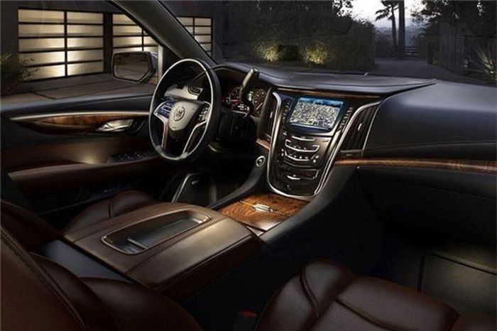 Cadillac Escalade ESV Platinum thuộc dòng xe sang SUV cỡ lớn. Không gian bên trong của xe mang phong cách thiết kế hiện đại, sang trọng cùng loạt trang bị tiện nghi.