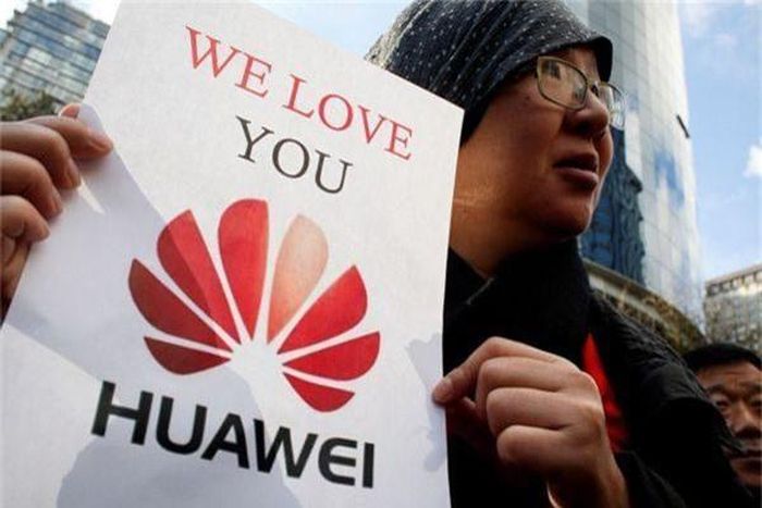 "Mọi người không thể suy nghĩ rằng yêu Huawei có nghĩa là phải yêu điện thoại Huawei", ông Nhậm Chính Phi nói
