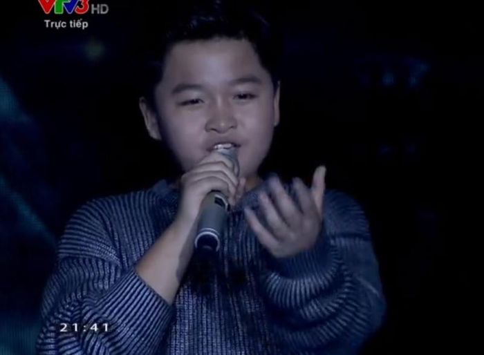 Trình diễn liên khúc "Người - What about us", Chấn Quốc - học trò của Hương Giang và nhạc sĩ Dương Cầm khoe chất giọng nội lực và khả năng hát tiếng Anh trôi chảy.