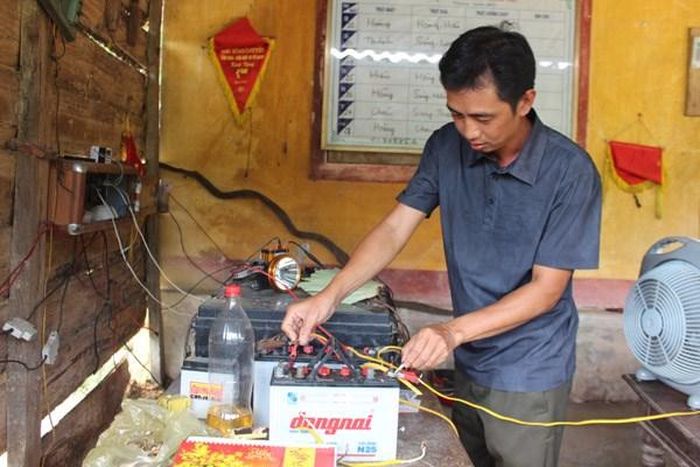 Sau trận lũ đầu tháng 9, điện năng lượng chưa thể tái sử dụng, anh em kiểm lâm vùng lòng hồ Ngàn Trươi tiếp tục sống trong bóng tối.