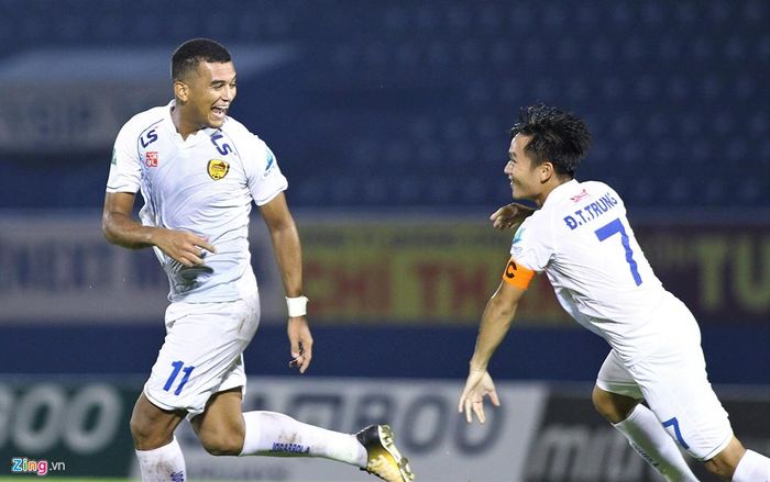 Họ để cho tiền đạo Dias bật cao đánh đầu ở phút 82, ấn định chiến thắng 2-1 trong trận bán kết cúp quốc gia 2019. HLV Vũ Hồng Việt và các học trò vào trận chung kết diễn ra ngày 31/10 trên sân Tam Kỳ.