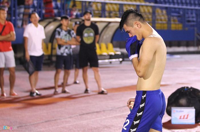 Tiến Linh thất vọng, cởi vào đi vào phòng thay đồ. Phía xa là lứa công thần của CLB Bình Dương như Anh Đức (áo trắng), Tấn Trường (áo đỏ) chỉ lặng lẽ quan sát từ xa. Bình Dương trở thành cựu vương cúp quốc gia, không đạt danh hiệu nào ở mùa giải 2019.