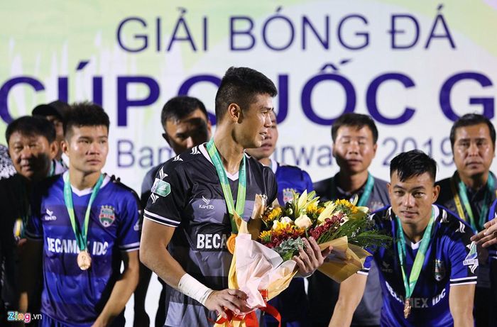 Không có đội trưởng chính thức, nên thủ môn lớn tuổi Trần Đức Cường đại diện đội bóng nhận hoa. Bên trong đường pitse, tiền đạo Anh Đức, thủ môn Tấn Trường đứng nhìn, không vào nhận huy chương.