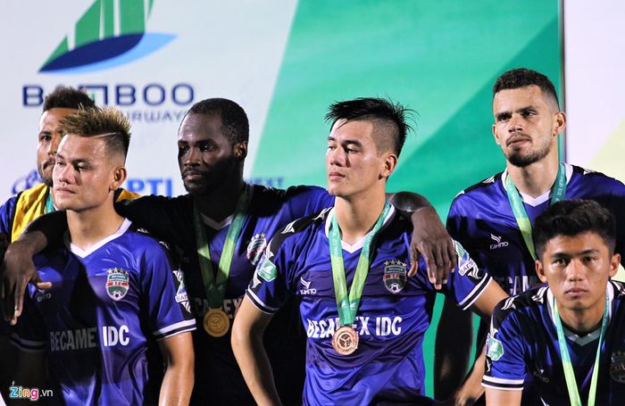 Sau trận đấu, ban tổ chức trao luôn huy chương hạng 3 cho CLB Bình Dương. Nỗi buồn hiện rõ trên khuôn mặt của nhiều cầu thủ áo xanh.