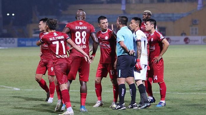 Các cầu thủ TP.HCM bủa vây lấy trọng tài