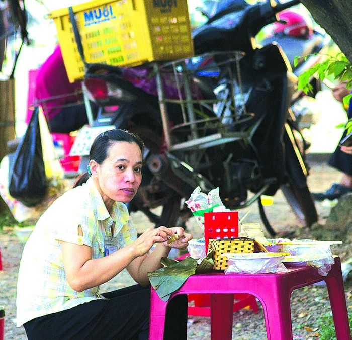 Bữa ăn tạm bợ của nữ công nhân ở Quảng Trị. Ảnh: NGUYỄN HOÀNG