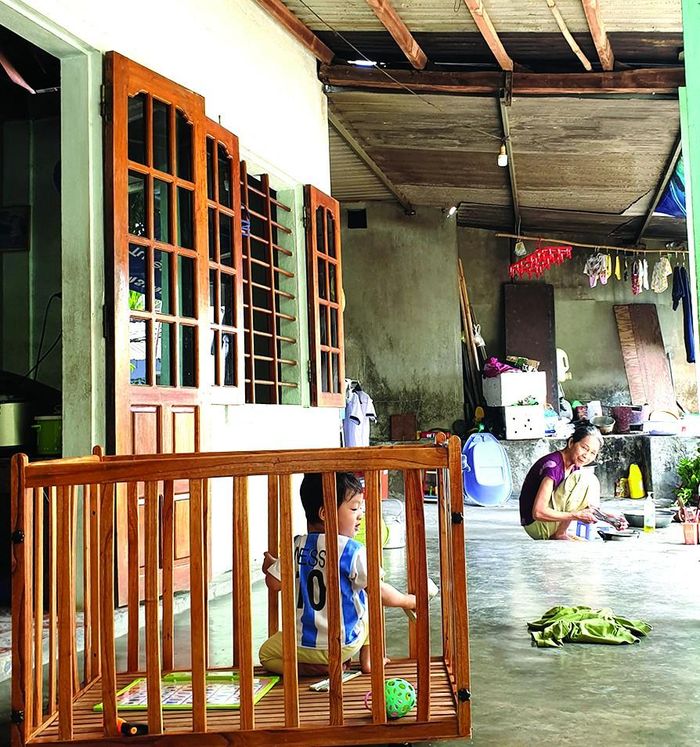 Ba mẹ đi làm công nhân phải gửi con thơ cho mẹ già chăm nuôi