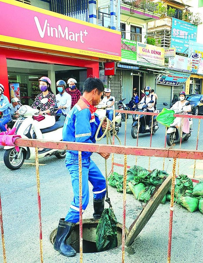 Công nhân vệ sinh môi trường còn đối mặt với những tai nạn rập rình khi làm việc giữa đường giao thông