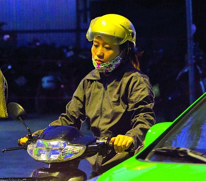 Dáng vẻ mệt mỏi nữ công nhân dệt may sau giờ tan ca. Ảnh: NGUYỄN HOÀNG